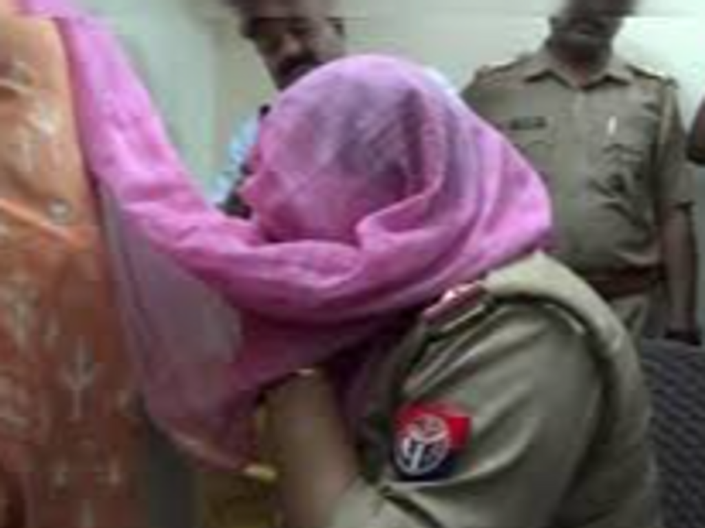मेरठ में मचा हड़कंप: लेडी सब-इंस्पेक्टर बर्खास्त, घूस लेने पर कोर्ट ने सुनाई 7 साल की सजा!