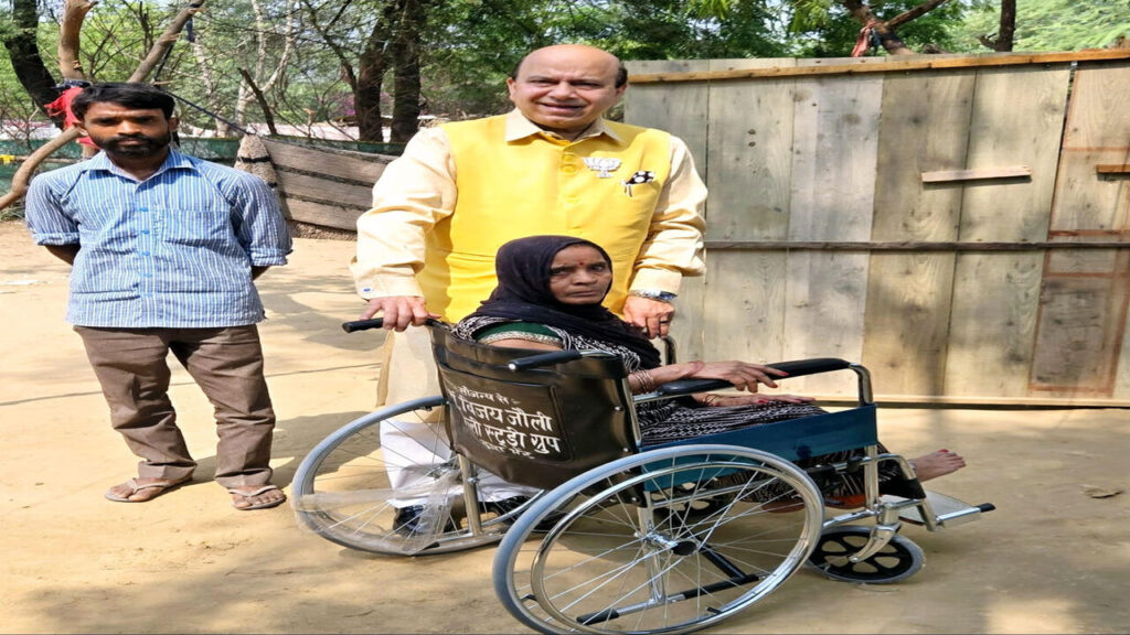 भारत-पाक संघर्ष के बीच मानवता की मिसाल: बीजेपी नेता डॉ. विजय जॉली ने दिल्ली की झुग्गी में विकलांग महिला को दी व्हीलचेयर