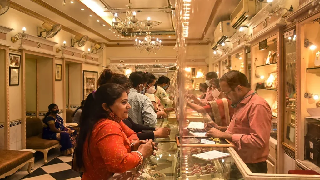 सोने-चांदी की कीमतों में जबरदस्त उछाल! दिल्ली में सोना ₹1,080 चढ़ा, चांदी ने ₹1,600 की छलांग लगाई – बाजार में फिर लौटी चमक