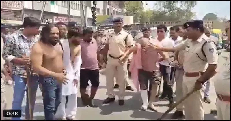भोपाल में “पाकिस्तान जिंदाबाद” के नारे लगाने वालों की पुलिस ने निकाली परेड, देशद्रोही मानसिकता पर गरमाया माहौल भोपाल में “पाकिस्तान जिंदाबाद” के नारे लगाने वालों की पुलिस ने निकाली परेड, देशद्रोही मानसिकता पर गरमाया माहौल