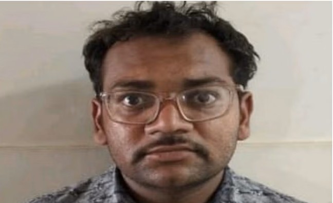 गुजरात ATS ने BSF और नौसेना की गोपनीय जानकारी पाकिस्तान को भेजने वाले स्वास्थ्यकर्मी को गिरफ्तार किया गुजरात ATS ने BSF और नौसेना की गोपनीय जानकारी पाकिस्तान को भेजने वाले स्वास्थ्यकर्मी को गिरफ्तार किया