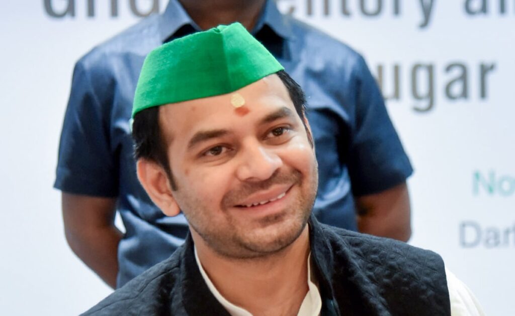 बिहार में तेज़ ड्रामा : तेज़ प्रताप चुनाव लड़ेंगे, नई पार्टी बनाएँगे या किसी और दल में जाएँगे? बिहार में तेज़ ड्रामा : तेज़ प्रताप चुनाव लड़ेंगे, नई पार्टी बनाएँगे या किसी और दल में जाएँगे?