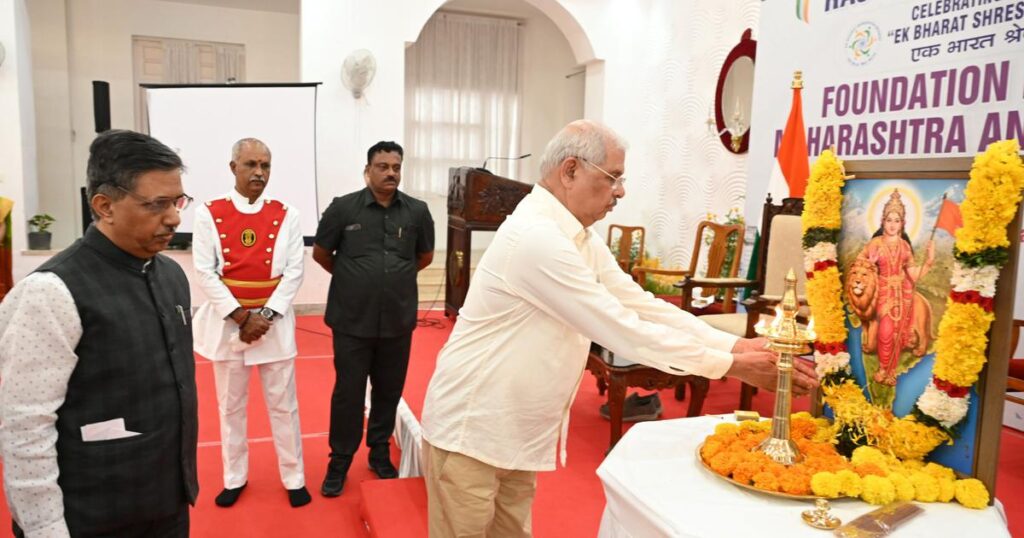 लोकतंत्र का चेहरा और प्रतीकों की राजनीति: भारत के चुनावी परिदृश्य की दो परछाइयाँ