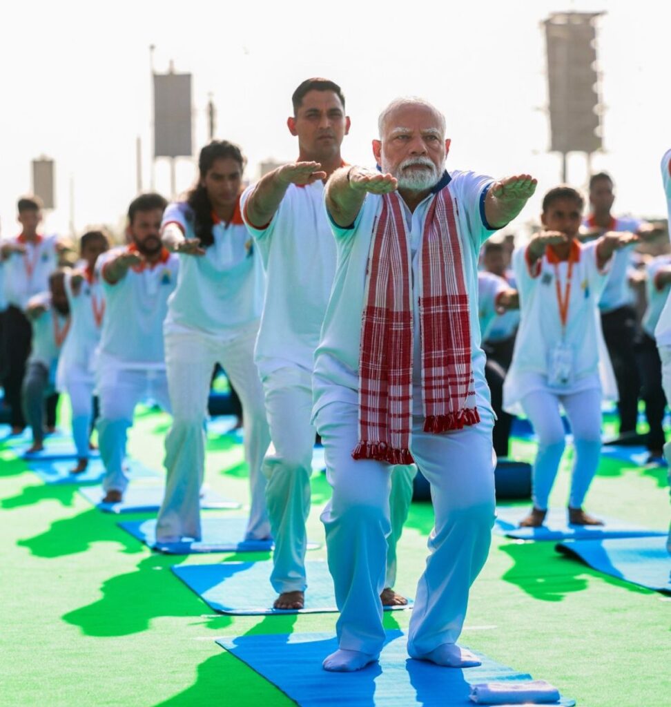 विशाखापत्तनम में पीएम मोदी ने किया योग: ‘योग 2.0’ का आह्वान