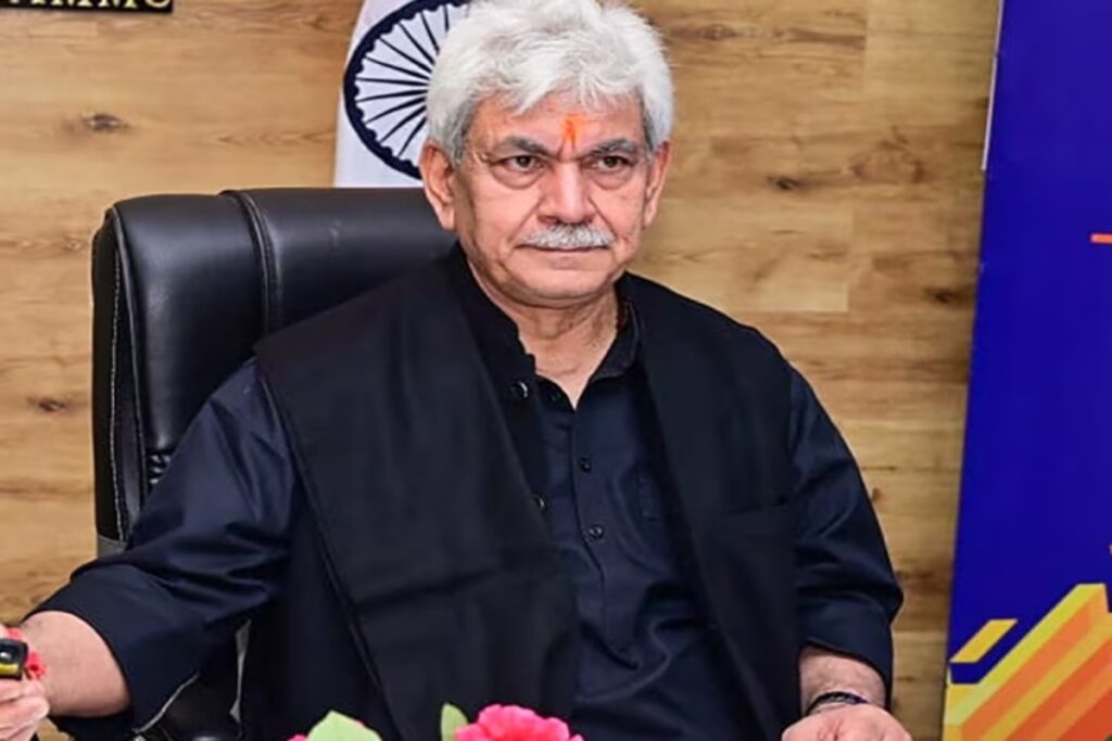 जम्मू-कश्मीर: आतंकी संगठनों से संबंध के चलते एलजी मनोज सिन्हा ने तीन सरकारी कर्मचारियों को किया बर्खास्त जम्मू-कश्मीर: आतंकी संगठनों से संबंध के चलते एलजी मनोज सिन्हा ने तीन सरकारी कर्मचारियों को किया बर्खास्त
