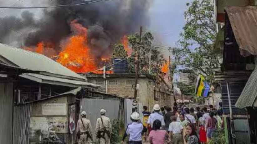 मणिपुर में इंटरनेट बंद: जानें क्यों 5 दिनों के लिए ठप हुई डिजिटल दुनिया मणिपुर में इंटरनेट बंद: जानें क्यों 5 दिनों के लिए ठप हुई डिजिटल दुनिया