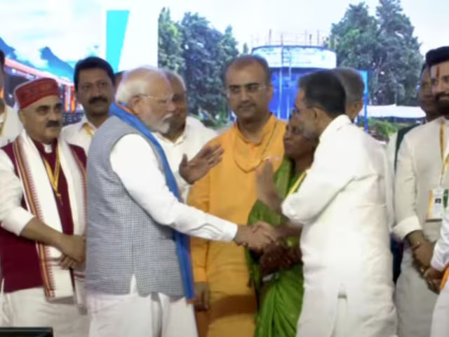 सिवान में पीएम मोदी का हाथ मिलाना और चिराग पासवान का देखना