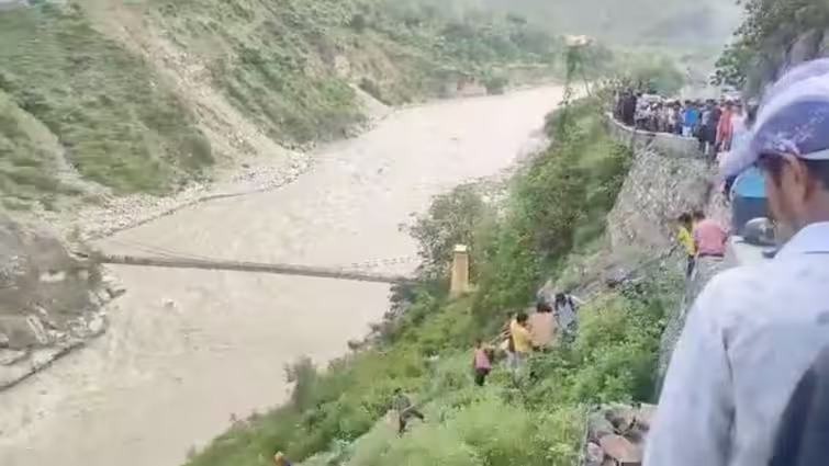 उत्तराखंड में चारधाम यात्रा के दौरान बस हादसा: 18 यात्री प्रभावित, 3 की मौत