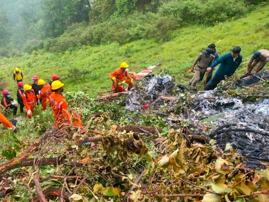 उत्तराखंड में भीषण हेलिकॉप्टर हादसा: केदारनाथ मार्ग पर गौरीकुंड के पास क्रैश, जानमाल का नुकसान