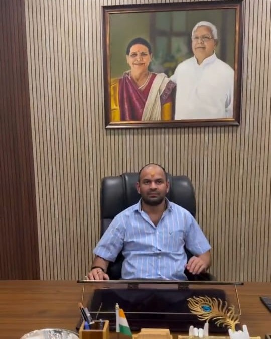 तेज प्रताप का नया कदम: क्या लालू के लाल बनाएँगे नई पार्टी? वीडियो ने बिहार की सियासत में मचाई हलचल तेज प्रताप का नया कदम: क्या लालू के लाल बनाएँगे नई पार्टी? वीडियो ने बिहार की सियासत में मचाई हलचल