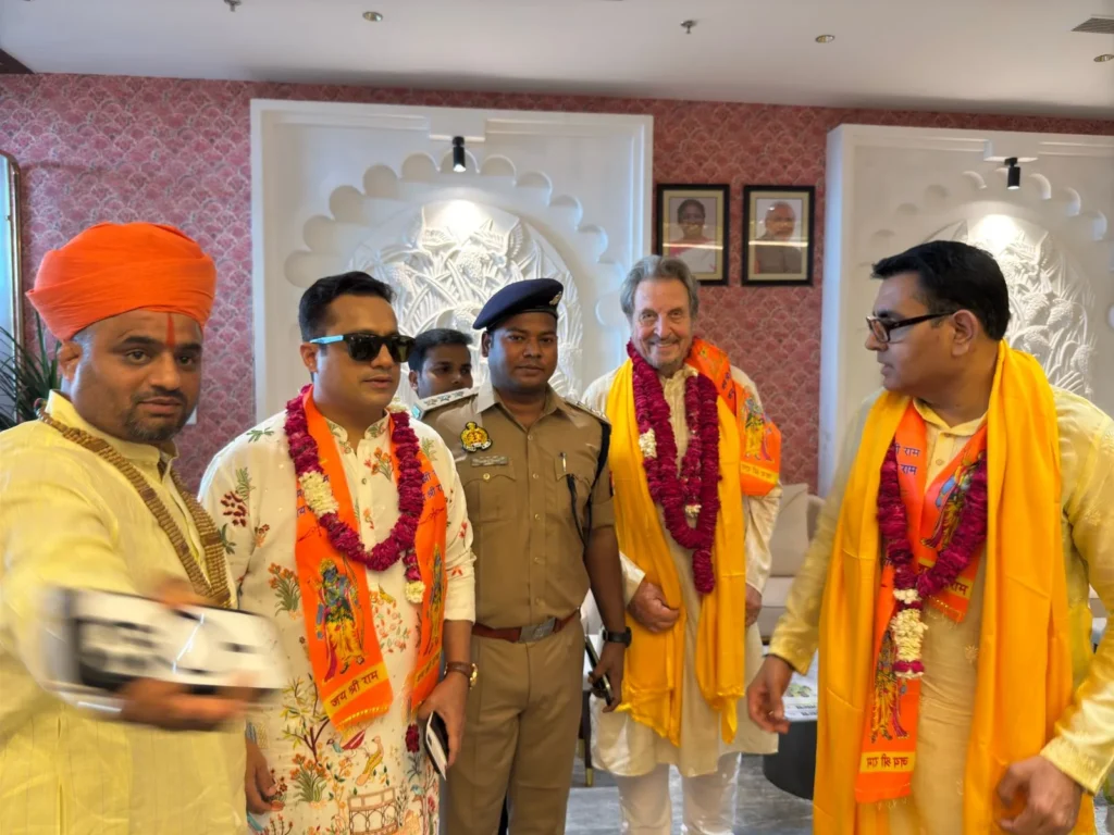 अयोध्या: एलन मस्क के पिता इरॉल मस्क ने किए रामलला के दर्शन, कहा- भारत एक अद्भुत देश है अयोध्या: एलन मस्क के पिता इरॉल मस्क ने किए रामलला के दर्शन, कहा- भारत एक अद्भुत देश है