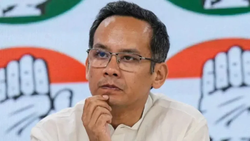 गौरव गोगोई के होर्डिंग्स हटाने पर सियासी बवाल, कांग्रेस ने बताया लोकतंत्र पर हमला गौरव गोगोई के होर्डिंग्स हटाने पर सियासी बवाल, कांग्रेस ने बताया लोकतंत्र पर हमला