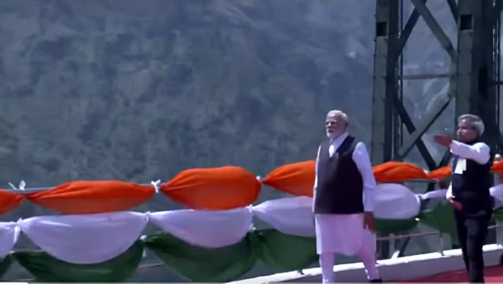 प्रधानमंत्री मोदी ने किया चिनाब ब्रिज का निरीक्षण, श्रीनगर तक वंदे भारत सेवा की शुरुआत 7 जून से प्रधानमंत्री मोदी ने किया चिनाब ब्रिज का निरीक्षण, श्रीनगर तक वंदे भारत सेवा की शुरुआत 7 जून से