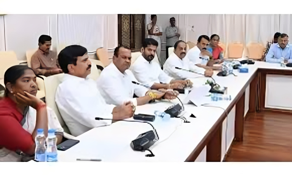 तेलंगाना मंत्रिमंडल विस्तार: असंतुष्ट विधायकों को मनाने में जुटे AICC नेता, कांग्रेस में खलबली तेलंगाना मंत्रिमंडल विस्तार: असंतुष्ट विधायकों को मनाने में जुटे AICC नेता, कांग्रेस में खलबली