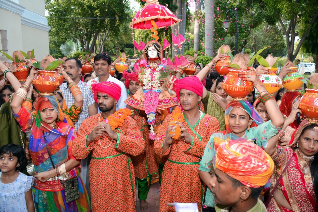बीकानेर हाउस में तीज माता की सवारी निकाली गई