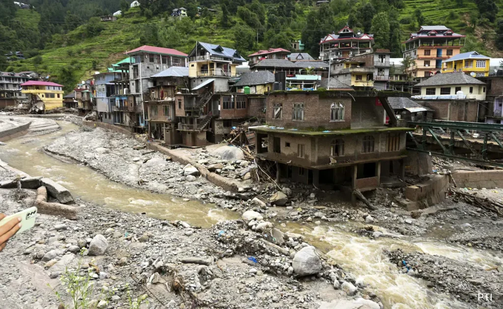 हिमाचल में बाढ़ का कहर: 78 लोगों की मौत, कई जिलों में रेड अलर्ट जारी