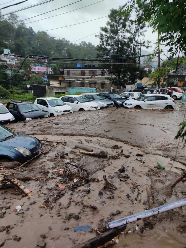 हिमाचल में फिर आसमानी आफत: मंडी में बादल फटा, बाढ़ और भूस्खलन से दो की मौत, सड़कें बंद