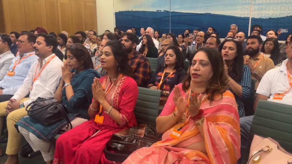 धर्म और संस्कृति की गूंज: लंदन संसद में हनुमान चालीसा का पाठ धर्म और संस्कृति की गूंज: लंदन संसद में हनुमान चालीसा का पाठ