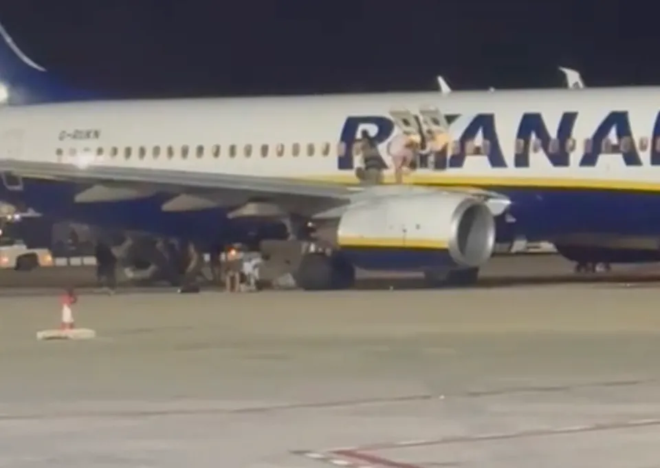 स्पेन के Ryanair विमान में फर्जी आग का अलार्म — हड़कंप, 18 यात्री घायल स्पेन के Ryanair विमान में फर्जी आग का अलार्म — हड़कंप, 18 यात्री घायल