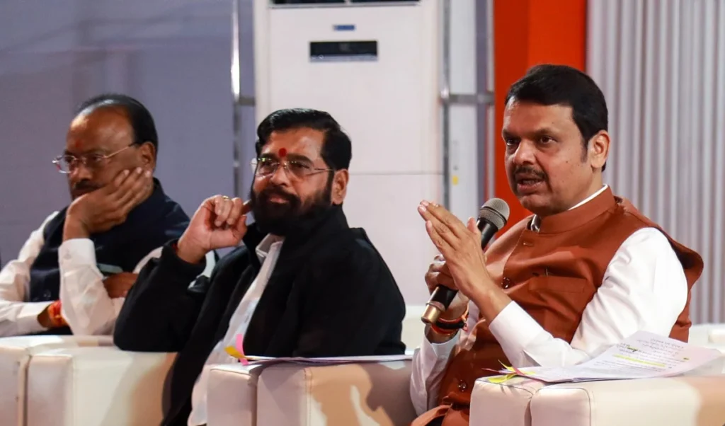 फडणवीस ने शिंदे की शक्तियों में कटौती, महायुति में बढ़ा तनाव फडणवीस ने शिंदे की शक्तियों में कटौती, महायुति में बढ़ा तनाव