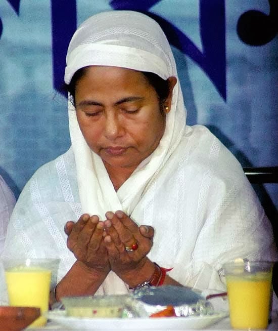 “ममता बनर्जी की घुसपैठ नीति: बंगाल को बांग्लादेश बनाने की साजिश” "ममता बनर्जी की घुसपैठ नीति: बंगाल को बांग्लादेश बनाने की साजिश''