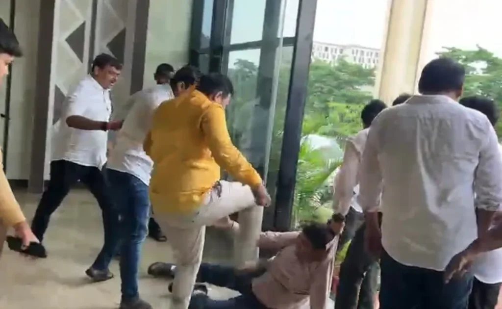 भुवनेश्वर में BMC अधिकारी की बेरहमी से पिटाई ,तीन आरोपी गिरफ्तार भुवनेश्वर में BMC अधिकारी की बेरहमी से पिटाई ,तीन आरोपी गिरफ्तार
