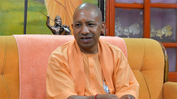 योगी की चेतावनी: बढ़ती आबादी, घटती पहचान योगी की चेतावनी: बढ़ती आबादी, घटती पहचान