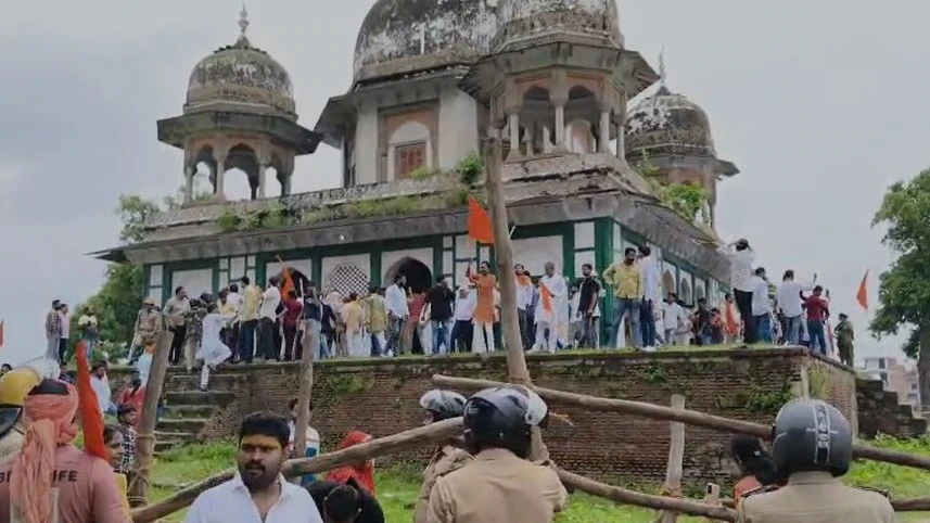 फतेहपुर मजार विवाद: पुलिस ने सील किया 1 किमी क्षेत्र, ड्रोन से निगरानी फतेहपुर मजार विवाद: पुलिस ने सील किया 1 किमी क्षेत्र, ड्रोन से निगरानी
