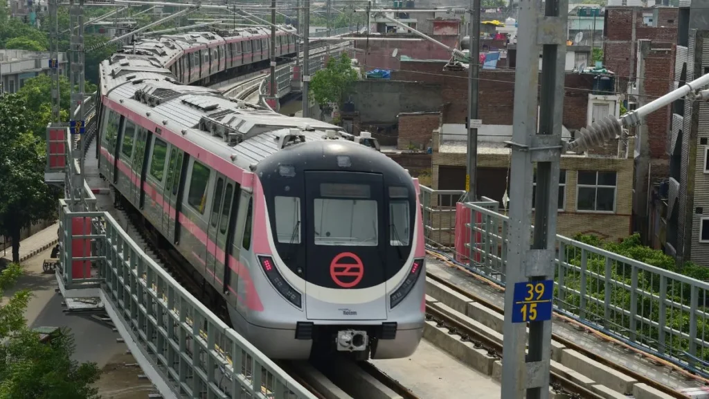 दिल्ली मेट्रो का सफर हुआ महंगा, आज से लागू हुईं नई दरें