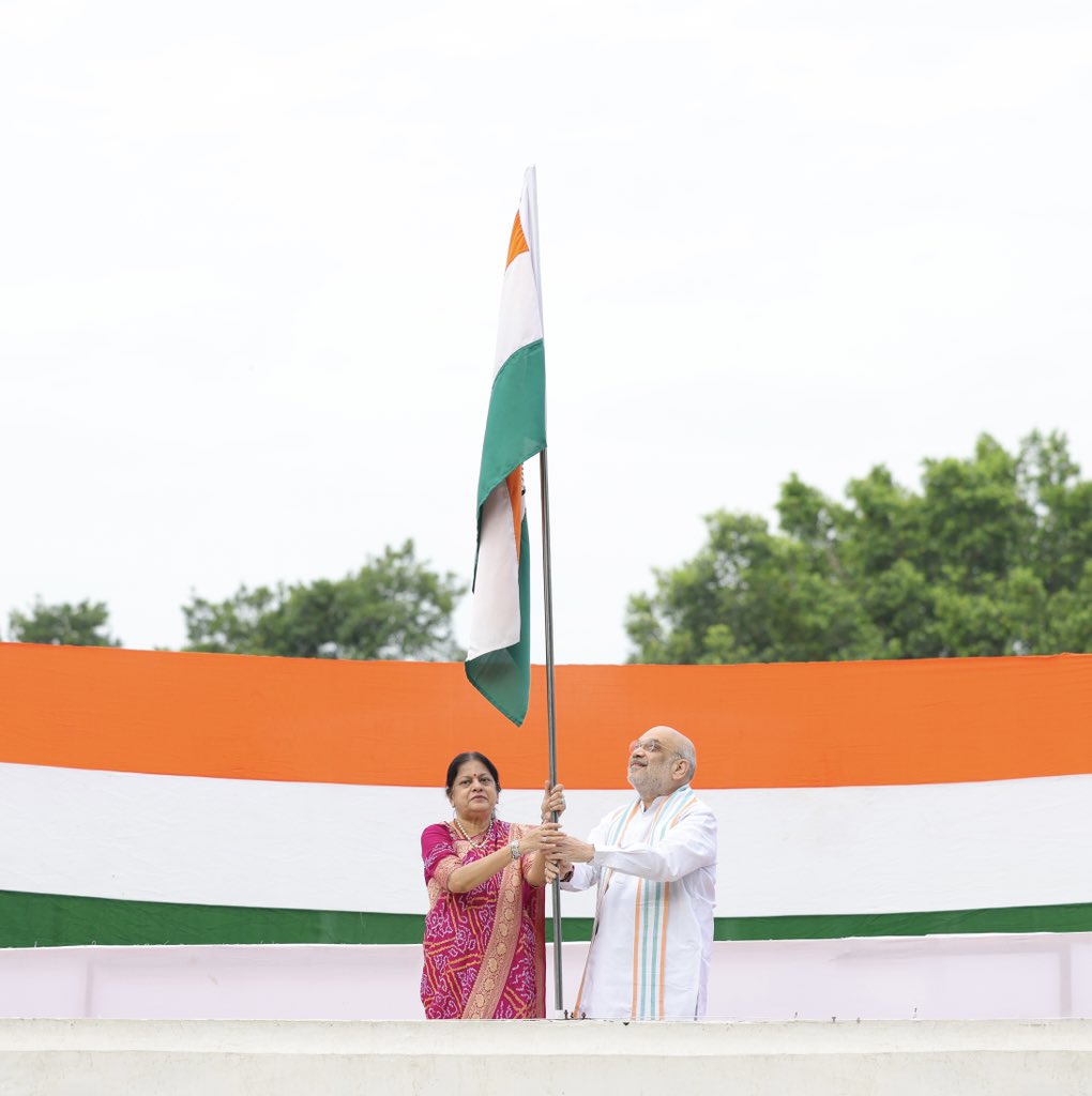 गृह मंत्री अमित शाह ने फहराया तिरंगा, ‘हर घर तिरंगा’ अभियान की शुरुआत