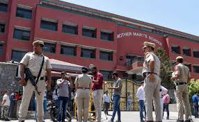 दिल्ली में फिर बम की धमकी: 3 स्कूल और 1 कॉलेज में मचा हड़कंप