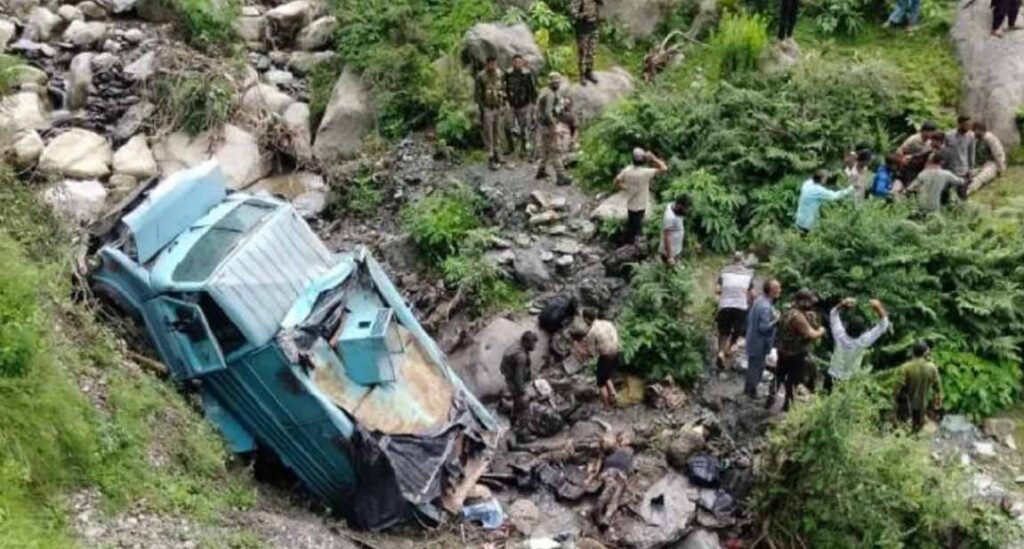 जम्मू-कश्मीर: उधमपुर में CRPF वाहन खाई में गिरा, 3 जवान शहीद, 15 घायल
