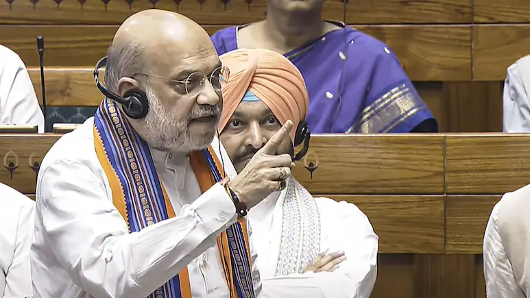 लोकसभा में बवाल: अमित शाह ने पेश किए तीन विधेयक, विपक्ष ने फाड़ी बिल की कॉपी