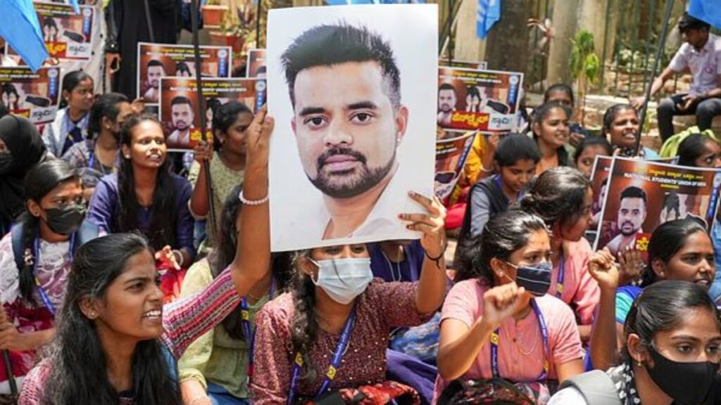 पूर्व सांसद प्रज्वल रेवन्ना बलात्कार के मामले में दोषी करार, सजा पर बहस जारी पूर्व सांसद प्रज्वल रेवन्ना बलात्कार के मामले में दोषी करार, सजा पर बहस जारी