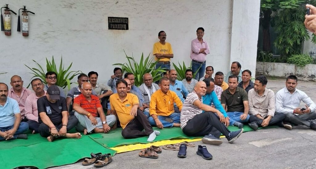 सहारा टीवी कर्मचारियों का 17वें दिन भी धरना जारी, वेतन भुगतान की मांग पर अड़े