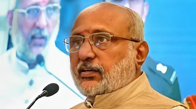 उपराष्ट्रपति चुनाव: फडणवीस की रणनीति और पवार-ठाकरे की दुविधा उपराष्ट्रपति चुनाव: फडणवीस की रणनीति और पवार-ठाकरे की दुविधा
