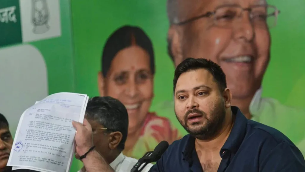 तेजस्वी ने बिहार के उपमुख्यमंत्री पर दो मतदाता पहचान पत्र रखने का लगाया आरोप
