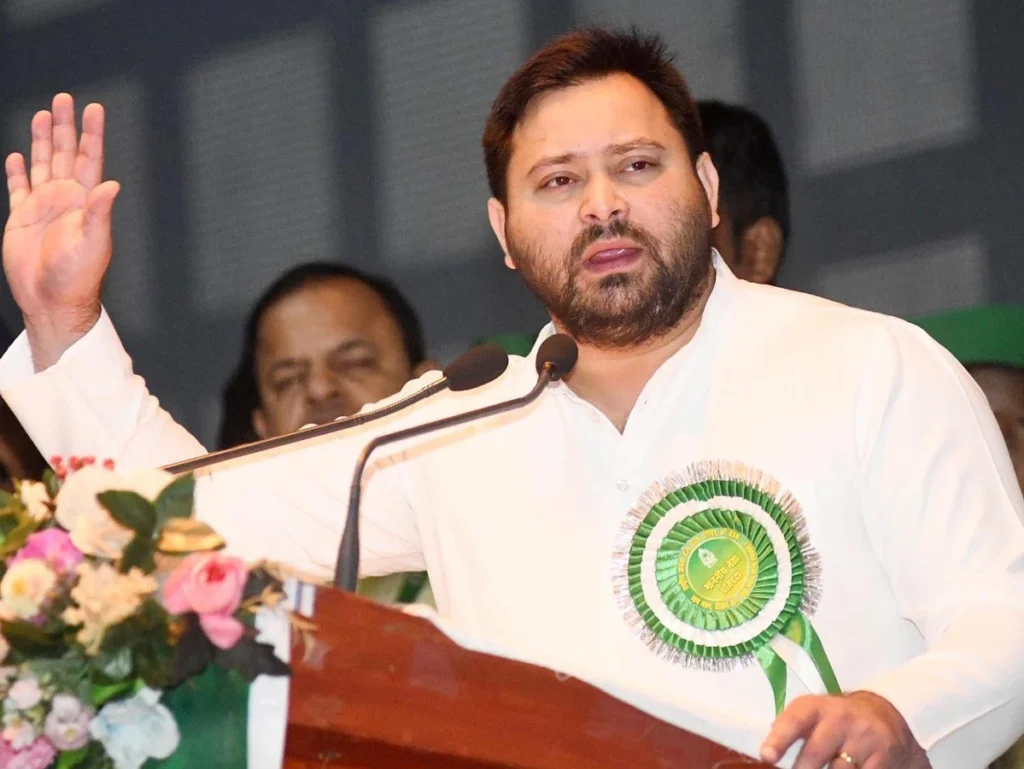 तेजस्वी यादव को दो वोटर आईडी पर नोटिस, चुनाव आयोग ने मांगा जवाब