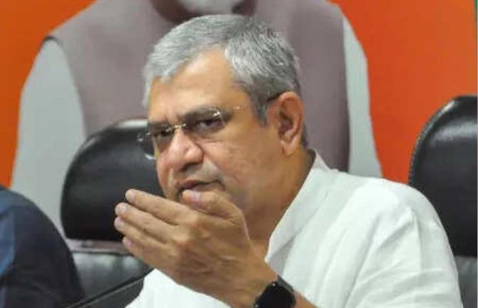 मंत्री अश्विनी वैष्णव का बड़ा कदम स्वदेशी प्लेटफॉर्म 'ज़ोहो' पर शिफ्ट