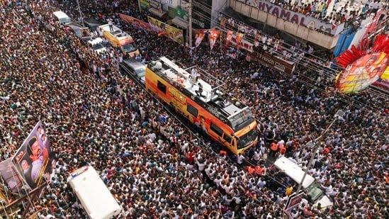 भीड़ में अफरा-तफरी, विजय की रैली में 39 लोगों की मौत