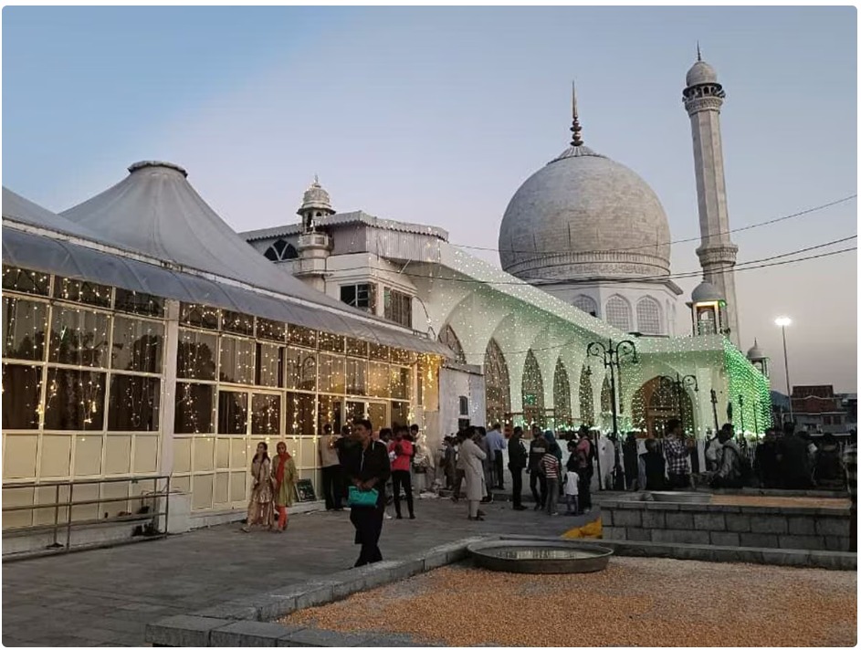 श्रीनगर की हजरतबल दरगाह में अशोक स्तंभ से छेड़छाड़