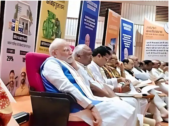 पीएम मोदी की सादगी: भाजपा कार्यशाला में सबसे पीछे बैठे