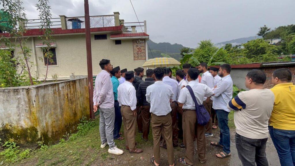 उत्तराखंड आपदा: स्वयंसेवकों की टीम बसुकेदार में राहत कार्य में जुटी