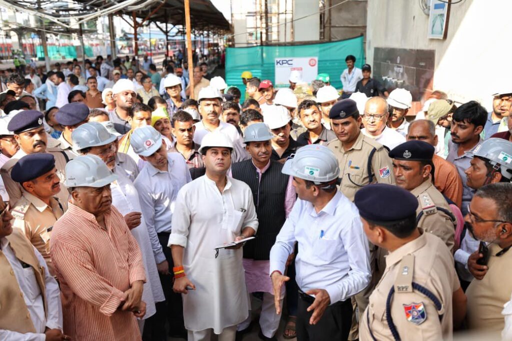ग्वालियर स्टेशन बनेगा विश्व स्तरीय: सिंधिया ने किया निरीक्षण ग्वालियर स्टेशन बनेगा विश्व स्तरीय सिंधिया ने किया निरीक्षण