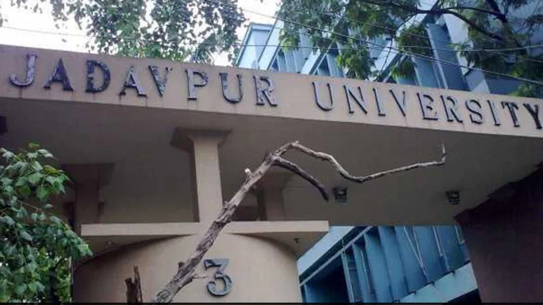 जादवपुर यूनिवर्सिटी में छात्रा की मौत: कैंपस में हंगामा जादवपुर यूनिवर्सिटी में छात्रा की मौत