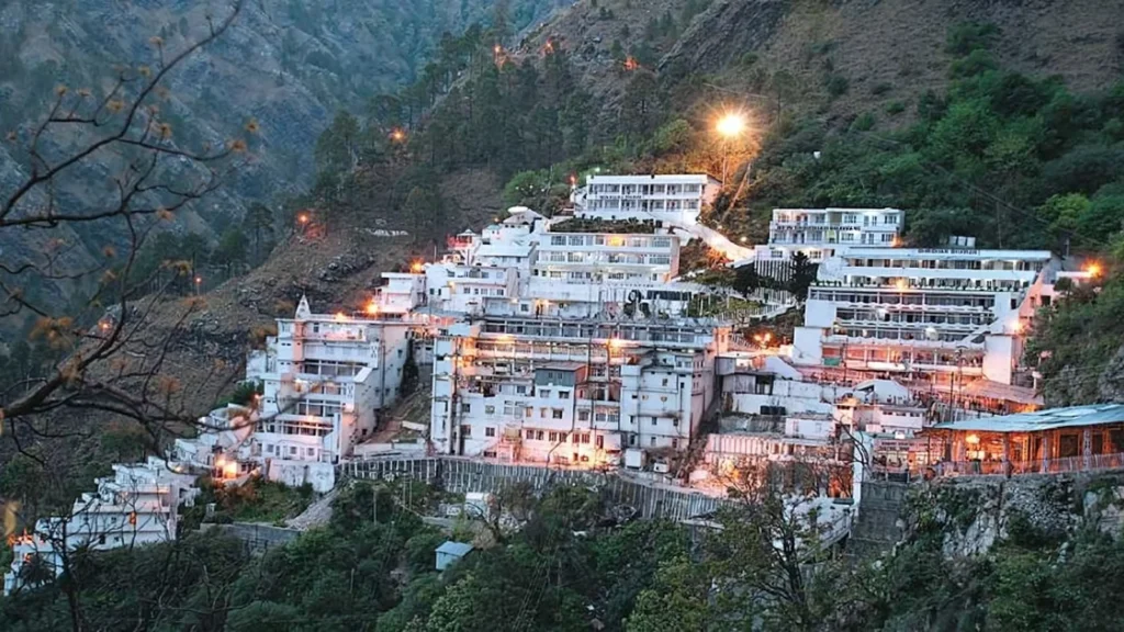 वैष्णो देवी यात्रा फिर से शुरू: भक्तों में उत्साह वैष्णो देवी यात्रा फिर से शुरू
