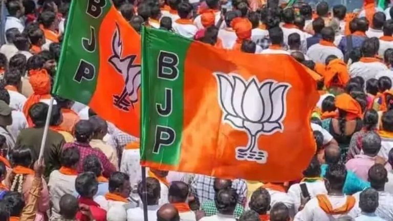 BJP ने बगावती नेताओं पर गिराई गाज, NDA प्रत्याशियों के खिलाफ चुनाव लड़ने पर 4 नेताओं को किया निष्कासित