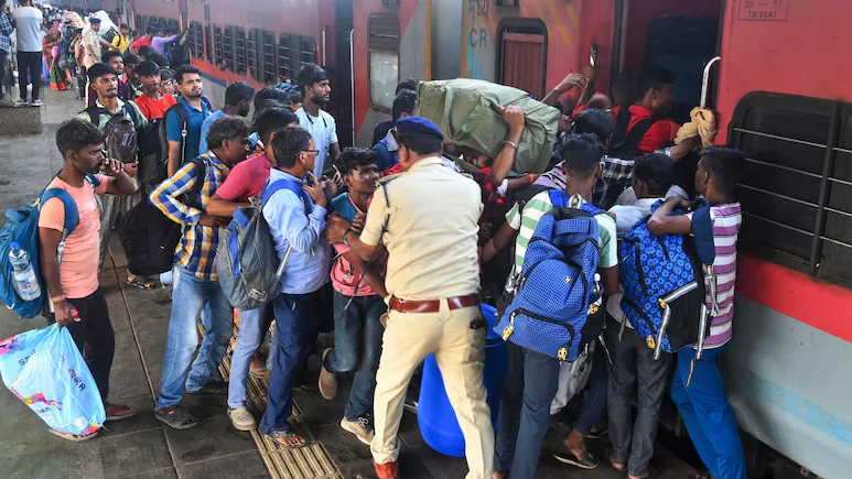 बिहारियों का पलायन: नियति या मजबूरी? छठ पर घर वापसी और फिर लौटना