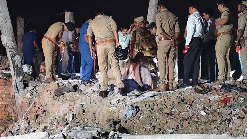 अयोध्या में दर्दनाक हादसा: घर में धमाका, 5 की मौत — मलबे में दबे लोगों की तलाश जारी अयोध्या में दर्दनाक हादसा: घर में धमाका, 5 की मौत — मलबे में दबे लोगों की तलाश जारी