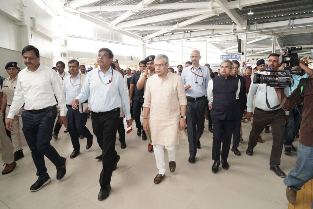 नई दिल्ली स्टेशन पर स्थायी सुविधा केंद्र शुरू, रेल मंत्री ने लिया जायजा